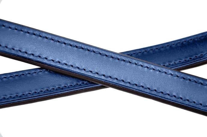 Hundeleine Blau 230cm Nahaufnahme von gekreuzt übereinander liegenden Leinensträngen